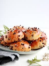 Petites Brioches Aux Pepites De Chocolat Del S Cooking Twist Recipe Chocolate Brioche Brioche Buns Easy Chocolate