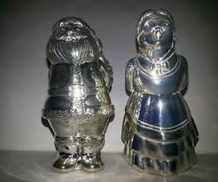 Set your table in style this christmas with the nostalgic santa and mrs. Silverplated Mr And Mrs Santa Claus Salt Pepper Shakers Ebay