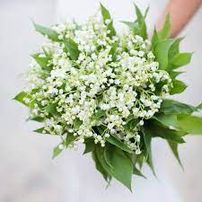 Some greens and gerberas decorate roses. 20 All White Wedding Flower Ideas