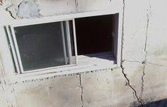 Je Pense Que Si Des Fissures Apparaissent Dans La Fondation D Une Maison Il Faut Les Prendre En Charge Rapidement Sinon Ce Fissure Maison Fissure Mur Fissure