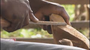 Aujourd'hui, benin city est, à l'image johnson travaille l'ébène, bois dur et cassant idéal pour la sculpture. Charvein L Art De La Sculpture Sur Bois Chronique Du Maroni