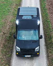 dachluke und solaranlage auf dem mercedes benz krankenwagen diy campervan solaranlage krankenwagen dachluke