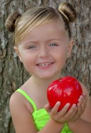 Depuis la mort de sa mère, cette fillette se fait coiffer tous les matins  par la conductrice de bus