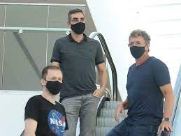 Tiago leifert, apresentador da atração, se uniu a boninho e ao diretor rodrigo dourado. Tiago Leifert Boninho E Diretor Geral Do Bbb Passeiam Juntos Em Shopping Quem Quem News