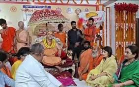 शंकराचार्य स्वामी अविमुक्तेश्वरानंद सरस्वती महाराज की गौरक्षा यात्रा सैफई  पहुंचीं, जहाँ सपा सांसद डिंपल यादव ने उनका स्वागत किया और उनकी ...