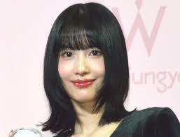 TWICE・MOMO、黒のビキニ姿で美スタイル オフショットに反響「キレイですね～美しい」 | ORICON NEWS