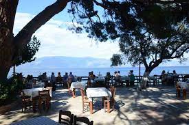 Τοπικά μέσα αναφέρουν ότι πολλοί κάτοικοι στα κάτω. Psarotaberna Mazarakhs Lampiri Aigialeia Greek Gastronomy Guide
