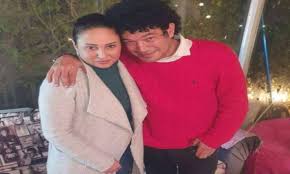 وعادةً ما يُطلق على هذه المرحلة اسم مرحلة الهرم أو العمر الثالث، ويمكن القول إنه كلما زاد عمر الإنسان اقترب من مرحلة الهرم أو العجز. Ø£Ø´Ø±Ù Ø²ÙƒÙŠ ÙŠÙ†Ù‡ÙŠ Ø®Ù„Ø§Ù Ø±Ø­Ø§Ø¨ Ø§Ù„Ø¬Ù…Ù„ ÙˆØ¨Ø§Ø³Ù… Ø³Ù…Ø±Ø© ØµÙˆØ± ØªØ¬Ù…Ø¹Ù‡Ù…Ø§ Ø§Ù„Ø¨ÙˆØ§Ø¨Ø©