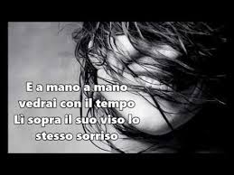 Io scriverò se vuoi perché cerco un mondo diverso, con stelle al neon e un poco di universo, e mi sento un eroe a tempo perso. Rino Gaetano A Mano A Mano Testo Youtube