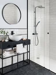 Véritable classique indémodable, cet assemblage traverse les styles et les époques pour réalisée en céramique de qualité, cette vasque à poser très élégante avec son coloris bicolore blanc et noir ainsi que son extérieur en relief est un. Salle De Bain Blanche Et Noire Idee Salle De Bain Decoration Salle De Bain Idees Salle De Bain