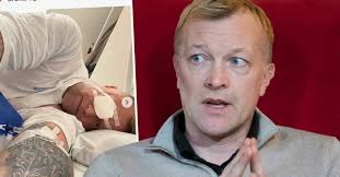 Magnus Hedman visar upp ögat