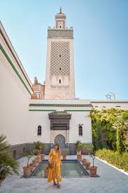 Ce jour de décalage est dû à l'observation ou non du croissant de lune qui marque le début de chacun des douze mois qui composent le calendrier lunaire sur lequel s'appuie l'islam. Voyager Sans Quitter Paris A La Grande Mosquee Mosquee De Paris Mosquee La Grande Mosquee