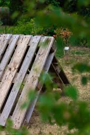 Have you thought about building one but youve got no idea how or … Huhner Im Garten Versteck Aus Paletten Bauen Handmade Kultur