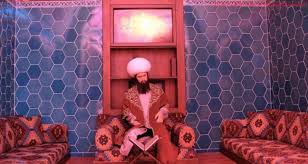 يقف الفيلسوف الفارابي والطبيب ابن سينا والشاعر عمر الخيام لاستقبال زوار مركز الثقافة والعلوم والفنون في جامعة الأناضول في حلة من الشمع university resources