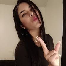 🧐🎥12 pies de profundidad (2017) 12 Feet Deep (2017) es un apasionante  thriller psicológico escrito y dirigido por Matt Eskandari. La película  explora el desgarrador calvario de dos hermanas atrapadas en una