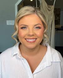 Our beautiful #aurarosaquinceañera Sophia! 💖 Fue un placer trabajar con  esta hermosa familia. Muchísimas gracias por su preferencia! 😊  #maquillajehouston #peinadoshouston #houstonquinceañera  #houstonquincemakeup #houstonquincehair #quinceupdo ...