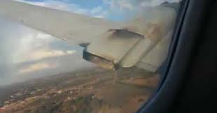 Un avion de ligne bangladais s'est écrasé lors de la phase d'atterrissage à katmandou, au népal. Un Accident D Avion Filme A L Interieur De L Avion