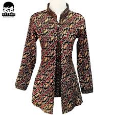 Beragam model baju batik wanita terbaru bisa dengan mudah anda temui di perbelanjaan online maupun. 18 Rekomendasi Batik Kerja Wanita Untuk Tampilan Stylish Dan Profesional Bukareview
