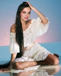 She washes her long hair daily while performing and does not use a hair dryer but allows it to dry on its own. Fabulous Photos Of Crystal Gayle That Show Her Long Hair From 1970s And 1980s