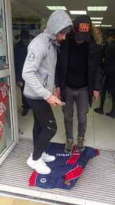 Nos coups de coeur sur les routes de france. Un Maillot Du Psg Sert De Paillasson Dans Cette Boutique Marseillaise Video Dailymotion