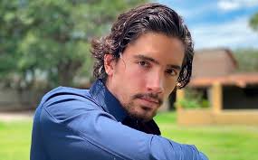 En un principio se especializó en formas tradicionales de música regional mexicana como mariachi. Hijo De Alejandro Fernandez Se Casara Con Su Novia Tras 10 Anos De Relacion El Democrata