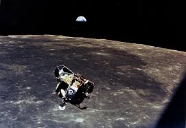 Un débat dans lequel buzz aldrin et michael collins, le troisième homme d'apollo 11 qui est resté en orbite autour de la lune, se sont engouffrés il y a trente ans exactement, au 20e anniversaire du premier pas, george h. Recit Ici La Base De La Tranquillite L Aigle S Est Pose Le 20 Juillet 1969 Le Jour Ou L Homme A Marche Sur La Lune