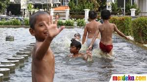 Dengan produk ini, maka si kecil akan tetap bersemangat untuk mandi karena si dia masih bisa bermain di air yang pastinya sangatlah. Foto Kolam Air Mancur Pasar Baru Jadi Tempat Berenang Anak Anak Merdeka Com