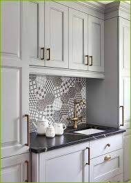 Marble keeps moisture, grease and odors from penetrating, is easy to clean and is non porous. Antike Messing Kitchen Cabinet Hardware Cabinet Hardware Materialien Dekodiert Black Marble Countertops Kitchen Backsplash Tile Designs Grey Kitchen Cabinets