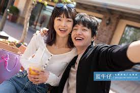 快乐的年轻情侣自拍-蓝牛仔影像-中国原创广告影像素材