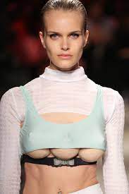 乳房が3つ”モデルが登場 渡辺直美も出演の斬新ファッションステージに注目集まる - モデルプレス