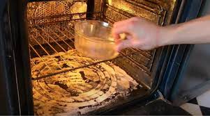 La graisse et les sucres chauffés à plusieurs reprises collent et noircissent. Comment Nettoyer Un Four Tres Tres Sale Sans Se Fatiguer