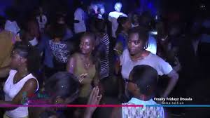 Afrobuzzdouala Em 93 Du 03 04 2015 Freakyfridayz Boite De Nuit En Plein Air Youtube