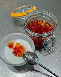 綺麗な色合いのドライフルーツのはちみつ漬け