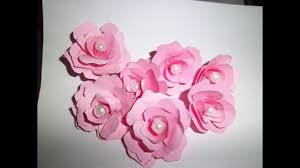 En una cinta de genero pega las flores cuando ya has pegado las 10 flores une la cinta como lo indica la fotografia. Manualidades Moldes Flores De Cartulina Novocom Top