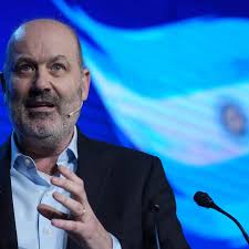 Sturzenegger explicó cómo funciona el aumento del límite para compras en el  exterior