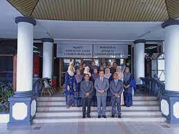 Just like other majlis daerah, it manages local development plans, licensing issues, social and local welfare. Pejabat Daerah Dan Tanah Cameron Highlands Posty Facebook