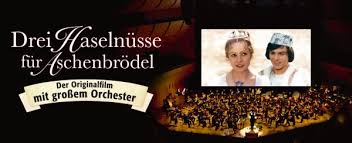 In dieser neuverfilmung des klassikers zieht aschenbrödel die aufmerksamkeit eines beliebten prinzen auf sich. Drei Haselnusse Fur Aschenbrodel Mit Liveorchester Tickets Sichern Bb Promotion
