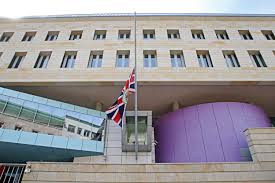 ↑half * * * ˌhalf ˈmast half mast noun idiom: After Prince Philip S Death Flag At Half Mast Berlin De