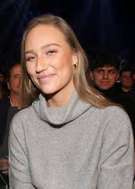 Til schweigers freundin sandra ist erst 25 jahre alt. Auf Malediven Hier Knutscht Til Schweiger Mit Seiner Neuen Promiflash De