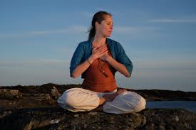 Du kan bruge det sideløbende med anden træning eller i en periode, indtil du føler et yogahold er det rigtige. Yogaterapi Roots Crown
