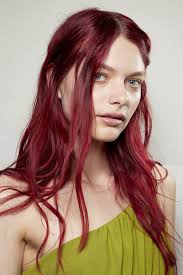 Capelli rosso viola: a chi stanno bene?