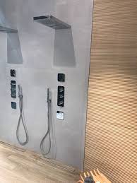 Beton Trifft Holz Gegensatze Ziehen Sich An Fliesen Holz Beton Optik Kombinieren Dusche Badezimmer Inspir Badezimmer Holz Badezimmerideen Betonoptik