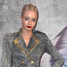 Sally und zoe hat es beim umstyling am schlimmsten erwischt. Gntm Umstyling Ist Zoes Frisur Der Schlimmste Haarschnitt Aller Staffeln Gala De