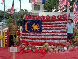 Pendek kata, kelas tentu tampak jauh lebih menarik jika dihias indah bertemakan kemerdekaan. Kreatifnya Orang Kampung Bina Replika Jalur Gemilang
