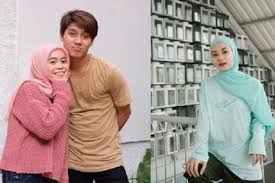 Lesti mengenakan behel karena ingin merapikan gigi gingsulnya tersebut. Daftar Bridesmaid Pernikahan Lesti Kejora Dan Rizky Billar Beredar Di Media Sosial Nama Dinda Hauw Mendadak Jadi Sorotan Netizen Kuatir Lagi Hamil Semua Halaman Hype