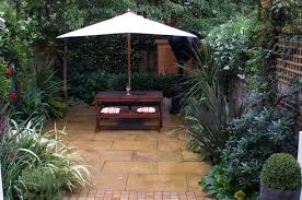 Harpur Garden Images Ltd Laing1 September Small City Courtyard Garden Contemporary Dining Table Chairs And Umbrella Patio Paved Patio Courtyard Garden