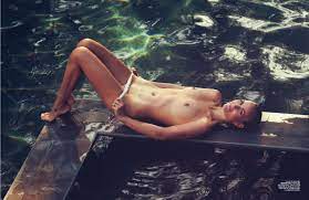 M'a légué. confie ainsi celle qui semble préférer s'attarder sur l'héritage spirituel de johnny que sur sa fortune. Laeticia Hallyday Nue Dans Lui Whassup