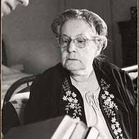 Marion Lincoln Lewis Lee bathing her daughter, Lucy Lee]