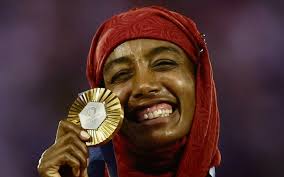 Sifan Hassan, la championne olympique du marathon victime d'islamophobie La  triple médaillée néerlandaise, vainqueure du marathon, est la cible d'une  vague de haine en ligne pour avoir reçu sa médaille d'or vêtu