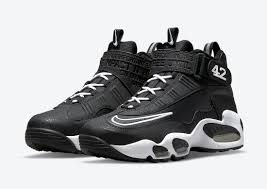 Robinson broke the baseball color barrier when he debuted with the brooklyn dodgers in 1947. This Nike Air Griffey Max 1 Honors Jackie Robinson Fotomagazin